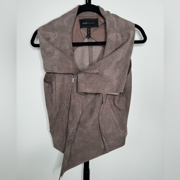 BCBGMAXAZRIA Asymmetrical Brown Vest - Chic and Versatile Fashion - Picture 3 of 4